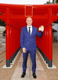 絵馬を手に今季の成功を願うＪ１神戸のイニエスタ主将＝神戸市兵庫区、和田神社ⓒＶＩＳＳＥＬ　ＫＯＢＥ