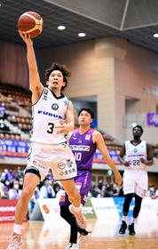 山形-西宮　第２クオーター、シュートを決める西宮の松崎（Ｂリーグ提供）