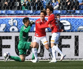 川崎-浦和　前半、先制ゴールを決め喜ぶ浦和・江坂任（右端）＝撮影・三好信也