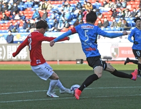 川崎-浦和　後半、２点目のゴールを決める浦和・江坂任（左端）＝撮影・三好信也）