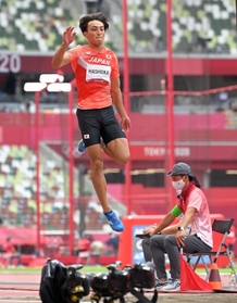 東京五輪陸上男子走り幅跳び決勝で日本の橋岡優輝の踏み切りを確認する坂部雄作さん（右端）＝２０２１年８月２日、国立競技場