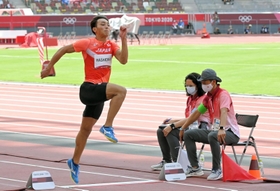 東京五輪陸上男子走り幅跳び決勝で日本の橋岡優輝の踏み切りを確認する坂部雄作さん（右端）＝２０２１年８月２日、国立競技場