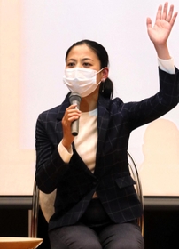 東京五輪でのエピソードなどを披露する小林祐梨子さん＝小野市内