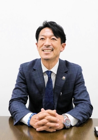 主審を務めた東京五輪の陸上男子走り幅跳びを振り返る坂部雄作さん＝大阪市天王寺区、清風中・高