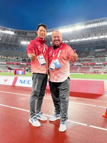 東京パラリンピックでも審判を務め、陸上会場で写真に納まる坂部雄作さん（左）＝２０２１年９月２日、東京・国立競技場（坂部さん提供）