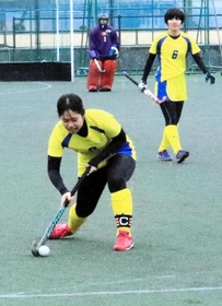 女子・関学大－ハーツ　敵陣にドリブルで進入する関学大の選手＝丹波篠山市、丹波篠山総合スポーツセンター