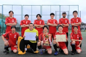 男子で初優勝を飾ったハーツのメンバー＝丹波篠山市、丹波篠山総合スポーツセンター
