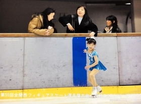 中野園子コーチ（中央奥）とグレアム充子コーチ（左端）から指導を受ける小学２年時の坂本花織選手＝２００８年３月、神戸市中央区、市立ポートアイランドＳＣ（家族提供）
