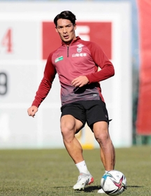 豊富な経験で最後尾からチームを盛り上げる槙野智章＝神戸市西区、いぶきの森球技場（ｃ）ＶＩＳＳＥＬＫＯＢＥ