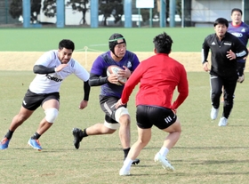 加入４年目で初先発を飾る神戸のフランカー前田（左から２人目）。攻守に自慢のフィジカルを生かす＝神鋼灘浜グラウンド