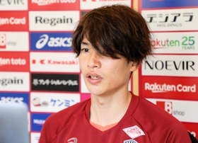 記念すべき神戸での初戦に向けて意気込みを語るＭＦ扇原＝神戸市西区、いぶきの森球技場ⓒＶＩＳＳＥＬ　ＫＯＢＥ