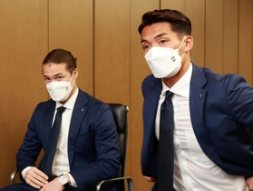 １９日に始まるリーグ戦に向け、意気込みを語る神戸の酒井高徳（左）と槙野智章＝神戸市中央区、神戸新聞社（撮影・吉田敦史）