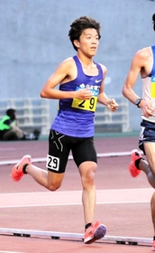 陸上の関西実業団選手権男子１万メートルで力走する住友電工の村本一樹＝２０２１年５月１４日、大阪市、ヤンマースタジアム長居