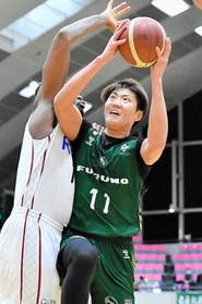 西宮-奈良　第１クオーター、ゴール下に攻め込む西宮の中西（Ｃ）B.LEAGUE