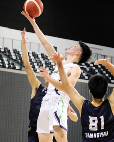 全国Ｕ１５選手権男子２回戦の琉球Ｕ１５戦では１４リバウンドで圧倒したゴッドドアの瀬川琉久（中央）＝１月５日、東京都調布市の武蔵野の森スポーツプラザ