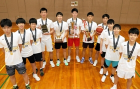 全国Ｕ１５選手権男子で初優勝したゴッドドアのメンバー。今後さらなる飛躍を期す＝西宮市内