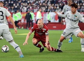 神戸－福岡　前半、激しいマークに顔をしかめる神戸のイニエスタ（撮影・小林良多）