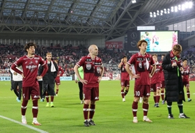 今季初勝利を逃し、悔しげな表情で観客にあいさつするイニエスタ（中央）、大迫勇也（右から２人目）らヴィッセル神戸イレブン＝２６日午後、ノエビアスタジアム神戸（撮影・小林良多）