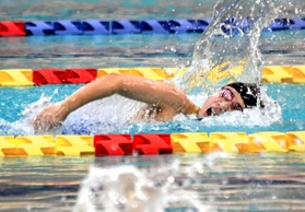 女子ＣＳ４００メートルリレーで力泳する今井陽花。５０メートル平泳ぎは県中学新記録で制した