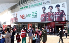 ノエビアスタジアム神戸の正面に新たに設置された巨大パネル（撮影・小林良多）