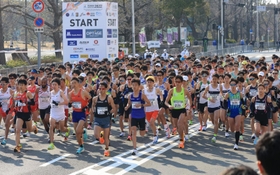 一斉にスタートする村本一樹（前列中央）ら招待選手とエリートランナー＝２７日午前、大阪市中央区、大阪府庁前（撮影・吉田敦史）