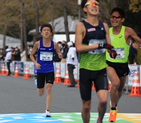 川内優輝（右端）に次いで１０位でフィニッシュする村本一樹（左）＝２７日午前、大阪市中央区、大阪城公園（撮影・吉田敦史）