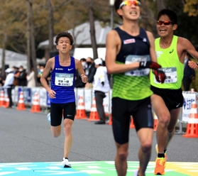 川内優輝（右端）に次いで１０位でフィニッシュする村本一樹（左端）＝撮影・吉田敦史
