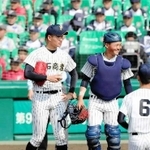 ２０１９年の選抜高校野球大会１回戦・国士舘戦でのピンチの場面に笑顔で中森俊介投手（左）に駆け寄る水上桂捕手＝甲子園球場