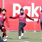 ２季目の本領発揮を誓う神戸のＦＷボージャン（中央）＝神戸市西区、いぶきの森球技場（ｃ）ＶＩＳＳＥＬ　ＫＯＢＥ