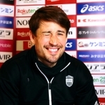 キャンプ中にオンライン取材を受け、笑顔でウインクする神戸のＦＷボージャン＝神戸市内のホテル（ｃ）ＶＩＳＳＥＬ　ＫＯＢＥ