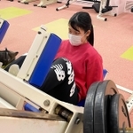 大学のジムで下半身を鍛える古瀬愛恵。目標は世界女王だ＝神戸市北区鈴蘭台北町、神戸親和女子大学