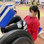 大学のジムで下半身を鍛える古瀬愛恵。目標は世界女王だ＝神戸市北区鈴蘭台北町、神戸親和女子大学