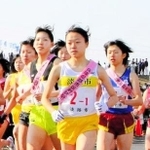 ２０１２年大会の女子１区で先頭集団を引っ張る竹地志帆（中央）＝加古川河川敷