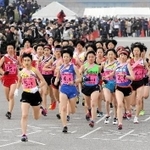 ２０１９年大会の女子１区で飛び出す田中希実＝加古川河川敷