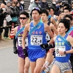 ２０１９年大会の男子１区で区間賞を獲得した坂東悠汰（中央）＝加古川河川敷