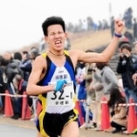 ２０１４年の男子１区で２８分５１秒の区間新記録をマークし、拳を突き上げて２区へつなぐ中谷圭佑＝加古川河川敷
