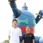 結婚した中野瞳（右）と衛藤昂さん＝２０２１年１０月１３日、神戸市長田区、若松公園