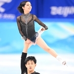 団体ペア・フリー　演技する三浦璃来（上）、木原龍一組＝北京（撮影・堀内　翔）