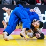 男子８１キロ級決勝で攻める藤原崇太郎（左）（国際柔道連盟提供・共同）