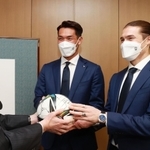 神戸新聞社を訪れ、高梨柳太郎社長（左）にサインボールを贈るＪ１神戸の槙野智章（中央）と酒井高徳（撮影・吉田敦史）