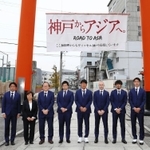 必勝祈願後に記念撮影するＪ１神戸の（右から）小林選手会長、山口副将、イニエスタ主将、三浦監督ら＝神戸市兵庫区、和田神社ⓒＶＩＳＳＥＬ　ＫＯＢＥ