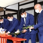 今季の飛躍を願い、玉串を奉納するＪ１神戸のイニエスタ主将（右端）ら＝神戸市兵庫区、和田神社ⓒＶＩＳＳＥＬ　ＫＯＢＥ