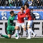 川崎-浦和　前半、先制ゴールを決め喜ぶ浦和・江坂任（右端）＝撮影・三好信也