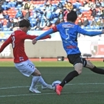 川崎-浦和　後半、２点目のゴールを決める浦和・江坂任（左端）＝撮影・三好信也）