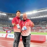 東京パラリンピックでも審判を務め、陸上会場で写真に納まる坂部雄作さん（左）＝２０２１年９月２日、東京・国立競技場（坂部さん提供）