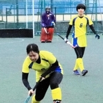 女子・関学大－ハーツ　敵陣にドリブルで進入する関学大の選手＝丹波篠山市、丹波篠山総合スポーツセンター