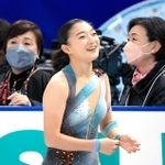 昨年１２月の全日本選手権で中野園子コーチ（左）、グレアム充子コーチ（右）に見守られ、演技に臨む坂本花織選手＝さいたま市、さいたまスーパーアリーナ