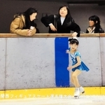 中野園子コーチ（中央奥）とグレアム充子コーチ（左端）から指導を受ける小学２年時の坂本花織選手＝２００８年３月、神戸市中央区、市立ポートアイランドＳＣ（家族提供）