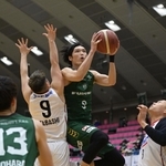 西宮-奈良　第４クオーター、西宮の谷（中央右）がシュートを決め、５８-４１とする（撮影・秋山亮太）