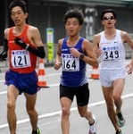昨年のびわ湖毎日マラソンで２時間７分３６秒の兵庫記録をマークした村本一樹（中央）＝本人提供